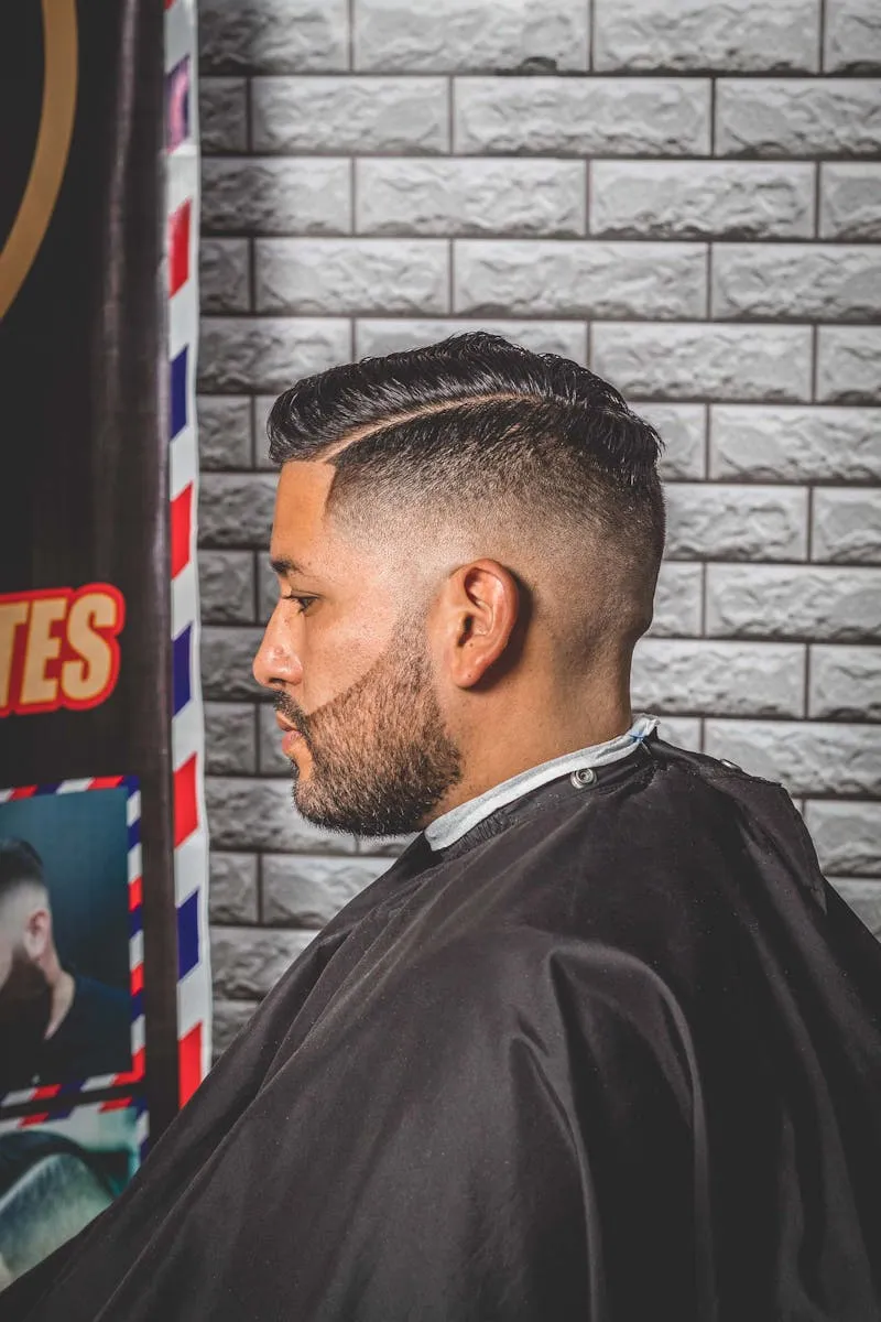 Fade limpio perfil lateral contra pared de ladrillo